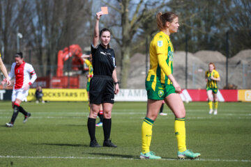 Cato Pijnacker Hordijk (ADO Den Haag) krijgt rood tegen Ajax