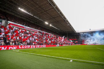PSV-supporters zorgen voor sfeer in het Philips Stadion