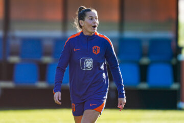 Merel van Dongen op de training van de OranjeLeeuwinnen