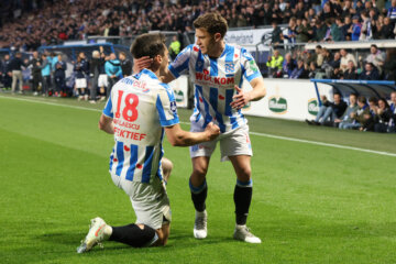 Ion Nicolaescu en Mats Köhlert juichen na een goal