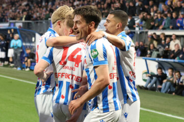 Ion Nicolaescu juicht met zijn teamgenoten