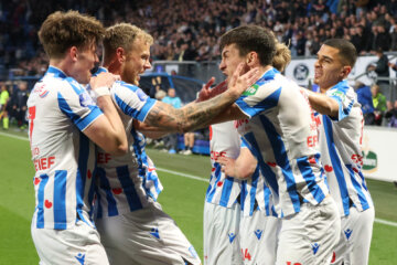 SC Heerenveen viert doelpunt Ion Nicolaescu
