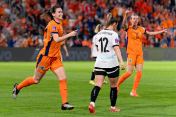 Damaris Egurrola juicht na haar goal tegen Oostenrijk