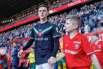 Daan Rots loopt het veld op