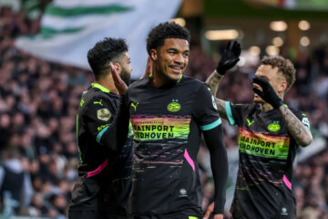 Ismael Saibari en Noa Lang vieren de treffer van Malik Tillman