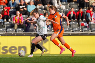 Wieke Kaptein in actie tegen Oostenrijk