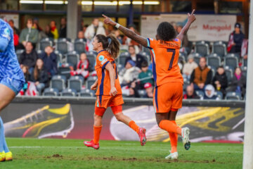 Daniëlle van de Donk en Lineth Beerensteyn juichen