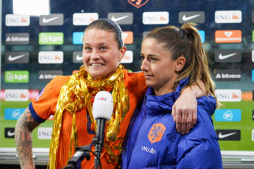 Sherida Spitse, met slingers, en Daniëlle van de Donk voor de camera van de NOS