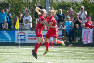 Samira van Otterloo en Jill van de Haar (Saestum) juichen na de goal tegen FC Twente