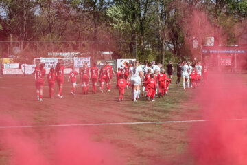 De speelsters van Saestum en FC Twente komen het veld op