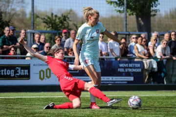 Eva Oude Elberink (FC Twente) in actie tegen Saestum