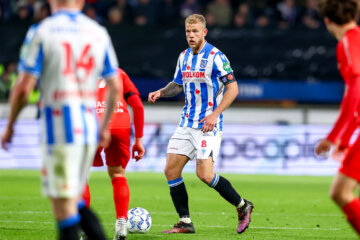 Luuk Brouwers aan de bal tegen Almere City FC
