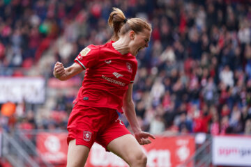 Liz Rijsbergen juicht na haar goal voor FC Twente