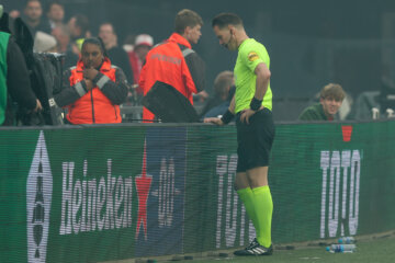 Danny Makkelie doet een VAR-check