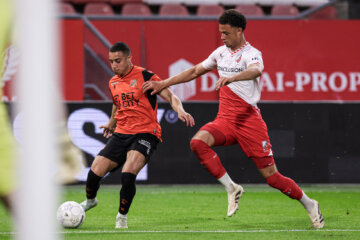Neal Viereck (Jong FC Utrecht) in actie tegen FC Volendam