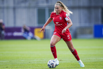 Danique van Ginkel aan de bal namens FC Twente