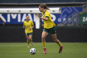 Femke Prins aan de bal namens Fortuna Sittard