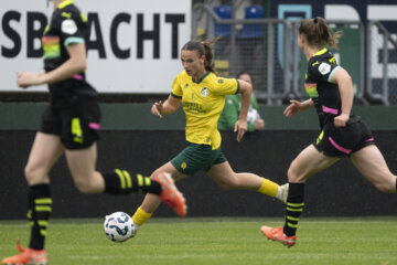 Sanne Arons aan de bal namens Fortuna Sittard