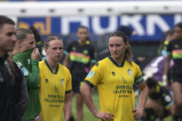 Claire Dinkla, Amber van Heeswjik en Moïsa van Koot na de laatste thuiswedstrijd van Fortuna Sittard