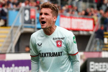 Michal Sadilek juicht na zijn treffer