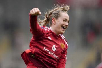 Elisabeth Terland juicht namens Manchester United
