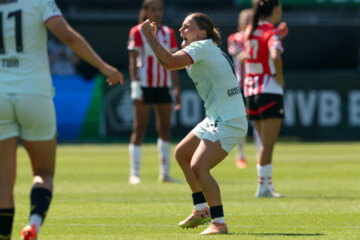 Lynn Groenewegen viert haar doelpunt