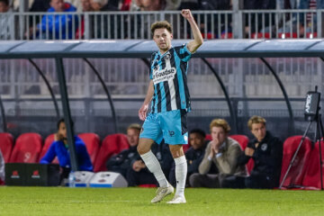 Mitchell van Bergen juicht na zijn goal voor Sparta