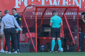 Marc Nagtegaal bij het VAR-scherm