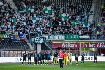 FC Groningen bedankt de meegereisde supporters in Alkmaar