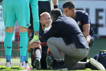 Mike van der Hoorn wordt nagekeken door de medische staf