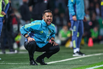 Francesco Farioli langs de lijn in Groningen