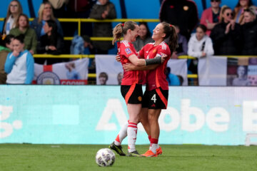Elisabeth Terland en Maya Le Tissier bij Manchester United