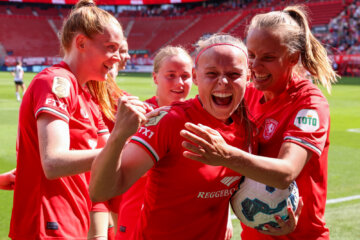 Jaimy Ravensbergen (FC Twente) juicht na de 3-2 tegen AZ