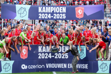 FC Twente krijgt de schaal uitgereikt van Ella Peddemors