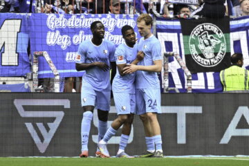 Myron Boadu krijgt de felicitaties na zijn treffer tegen St. Pauli