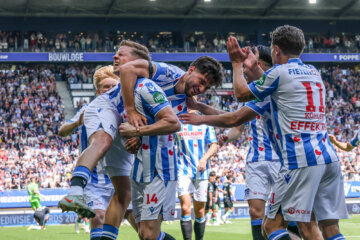 SC Heerenveen viert goal van Hristiyan Petrov