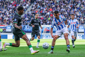 Eser Gürbüz in actie tegen Feyenoord