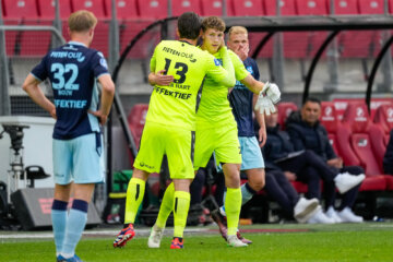 Bernt Klaverboer komt in het veld voor Mickey van der Hart