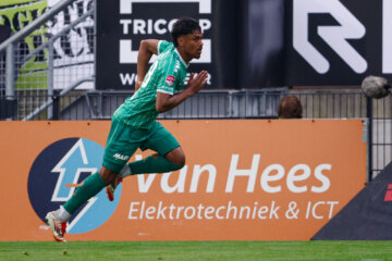 Jaden Slory scoort tegen Willem II