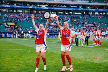 Kim Little en Victoria Pelova met de UEFA Women's Champions League-trofee