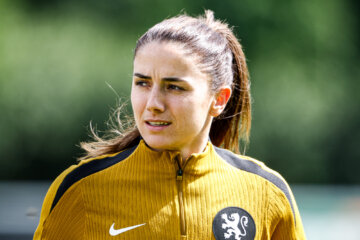 Daniëlle van de Donk op de training van de OranjeLeeuwinnen