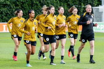 De OranjeLeeuwinnen trainen in Zeist