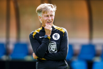 Andries Jonker op de training van de OranjeLeeuwinnen