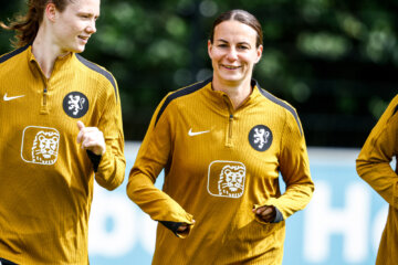 Veerle Buurman en Renate Jansen bij de OranjeLeeuwinnen