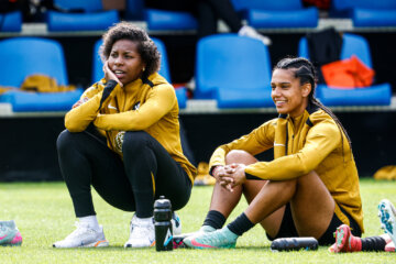 Lineth Beerensteyn en Esmee Brugts bij de OranjeLeeuwinnen