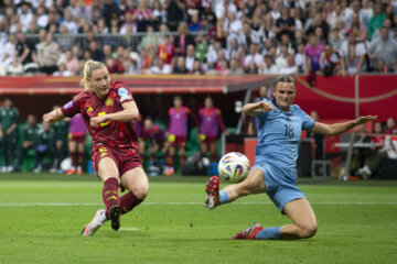 Sarai Linder schiet de bal raak, Kerstin Casparij kan niets meer doen