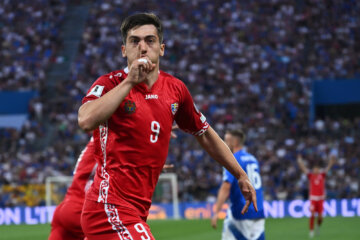 Ion Nicolaescu met een vinger voor zijn mond