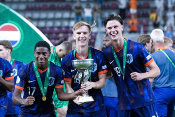 Owen Panneflek, Mats Rots en Lucas Vennegoor of Hesselink met de EK-beker