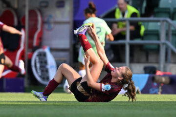 Jarne Teulings ligt op de grond tijdens België - Italië