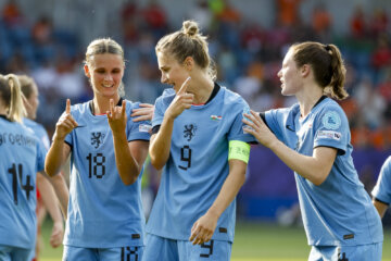 Kerstin Casparij, Vivianne Miedema en Veerle Buurman vieren de 100e Oranje-goal van Miedema